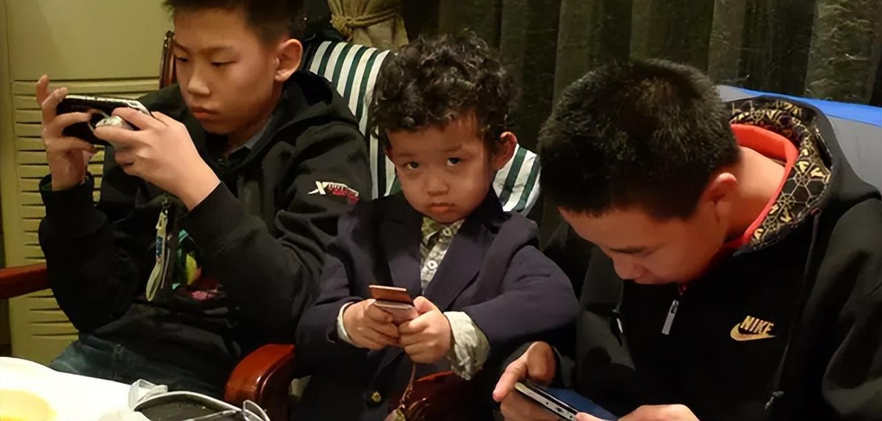 严禁玩游戏，还是允许玩游戏？长大后差距明显，父母早选